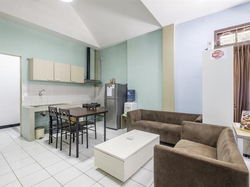 OYO 1568 Stasiun KA Cirebon Residence Exterior foto