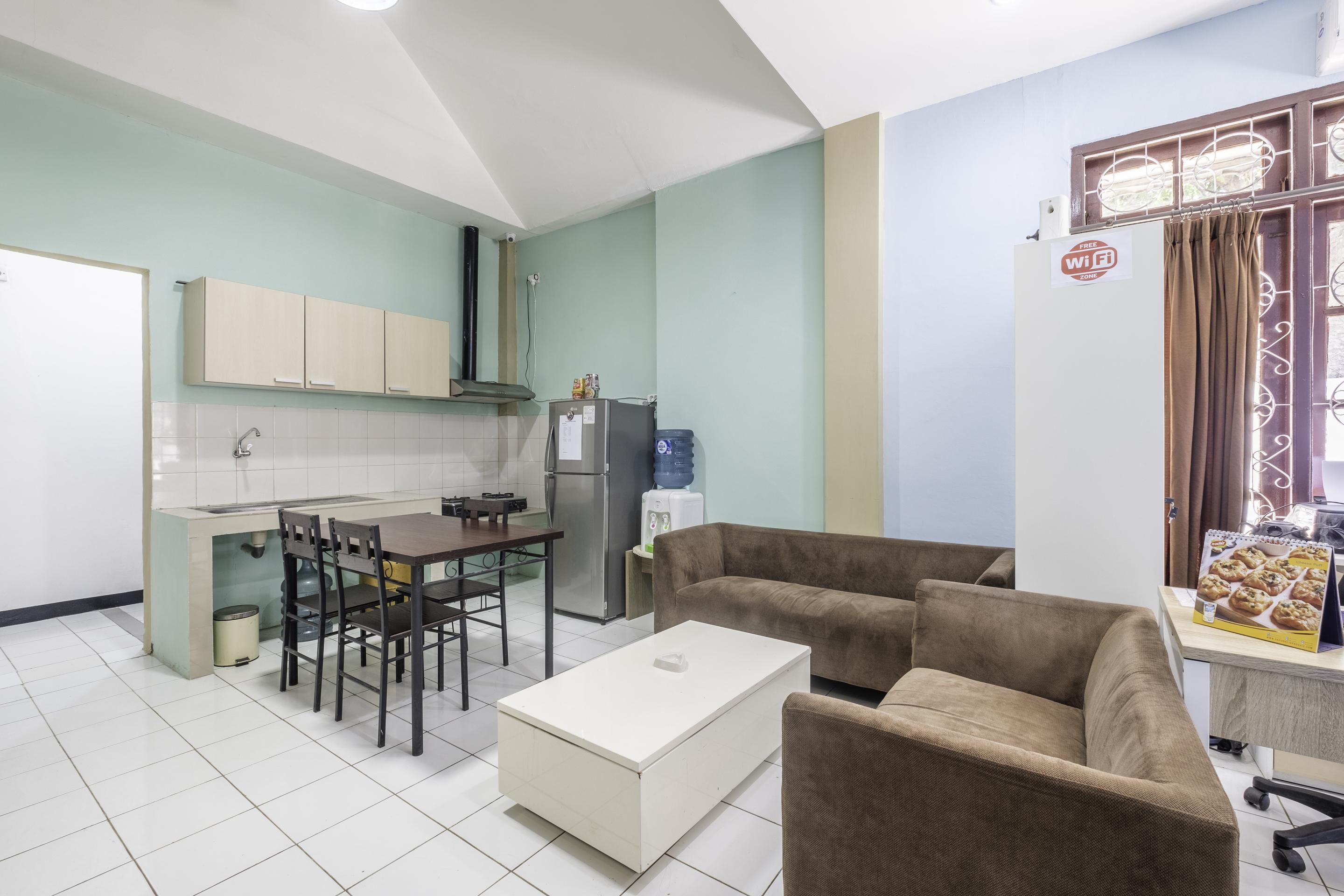 OYO 1568 Stasiun KA Cirebon Residence Exterior foto